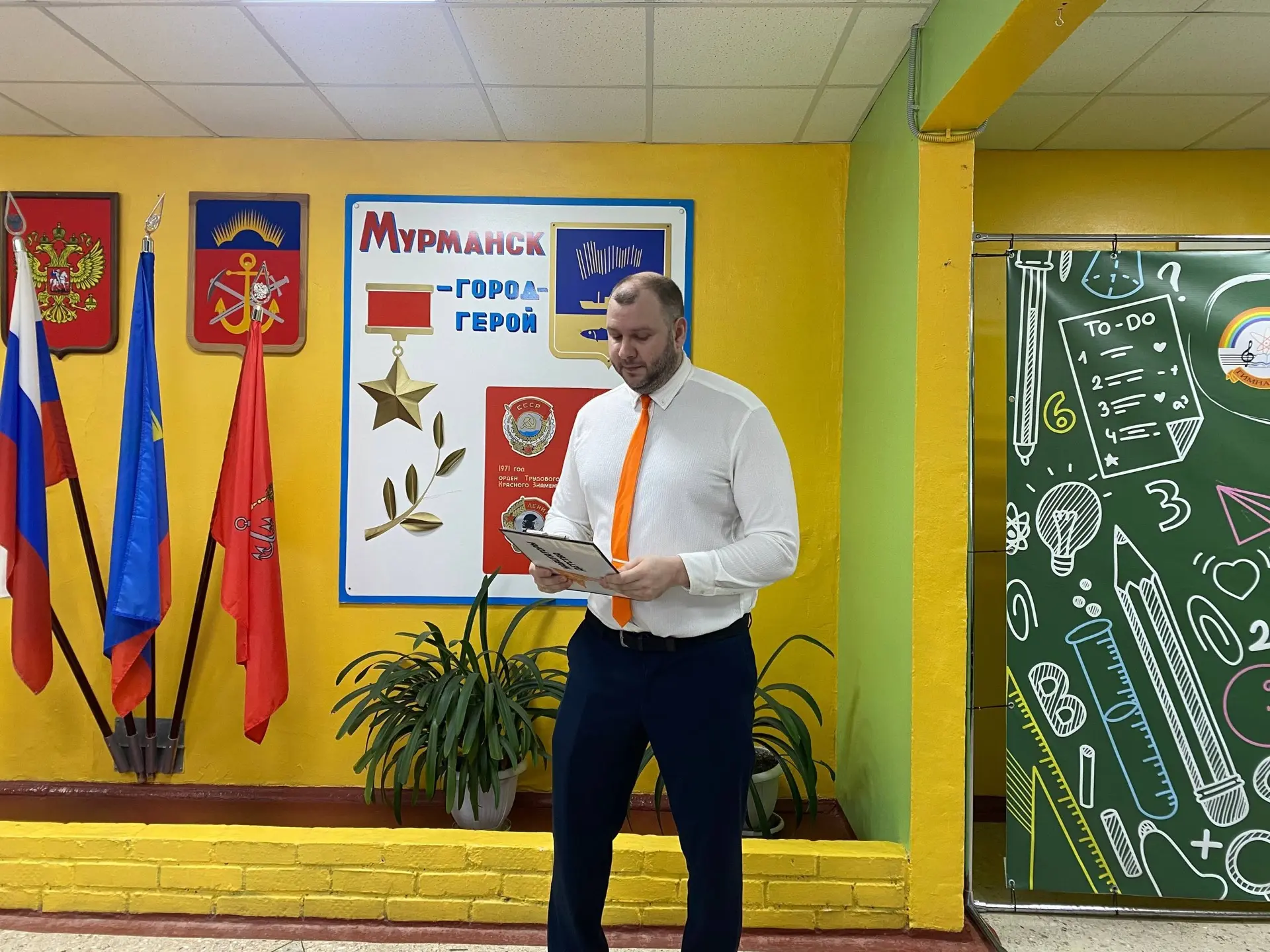 Утро понедельника в гимназии: традиции, важные темы и космос!✨  Сегодня после каникул учебная неделя