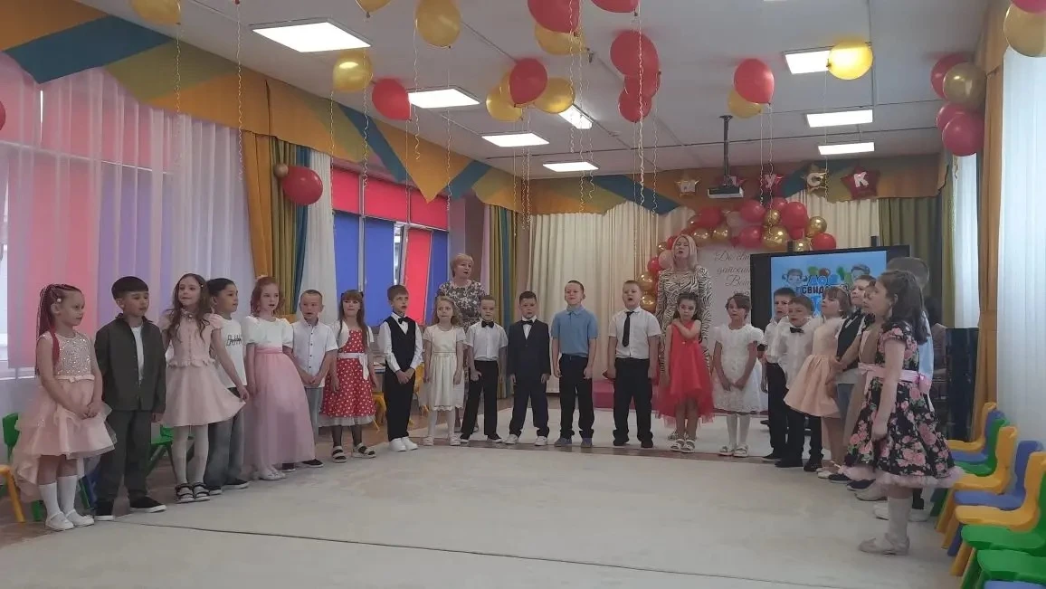 Выпускной — особенный, волнующий и радостный день, символизирующий прощание с детским с...
