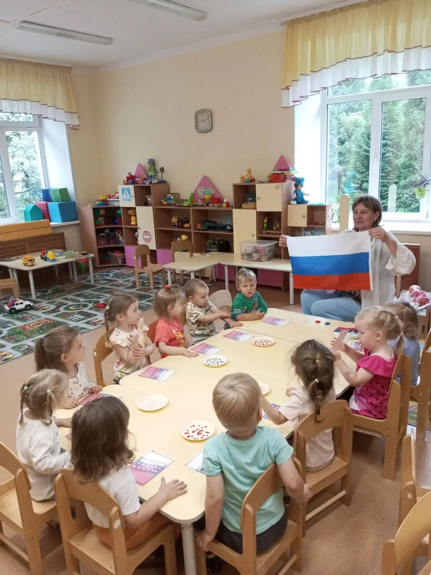 🇷🇺 Знакомимся с флагом России: первые открытия наших малышей!