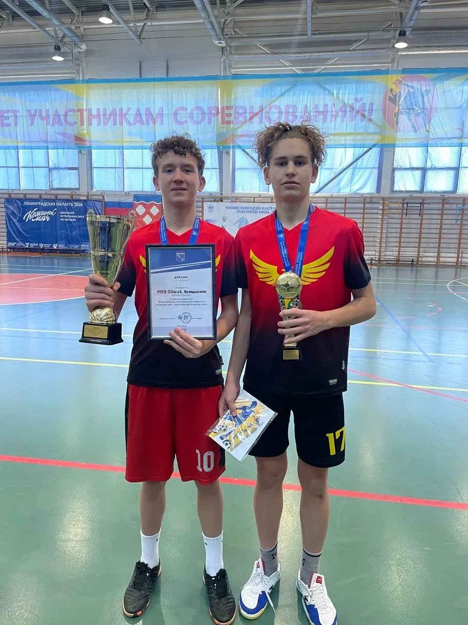 Гордимся нашим чемпионом!  Друзья, у нас потрясающие новости!  В финальных играх по футболу среди шк