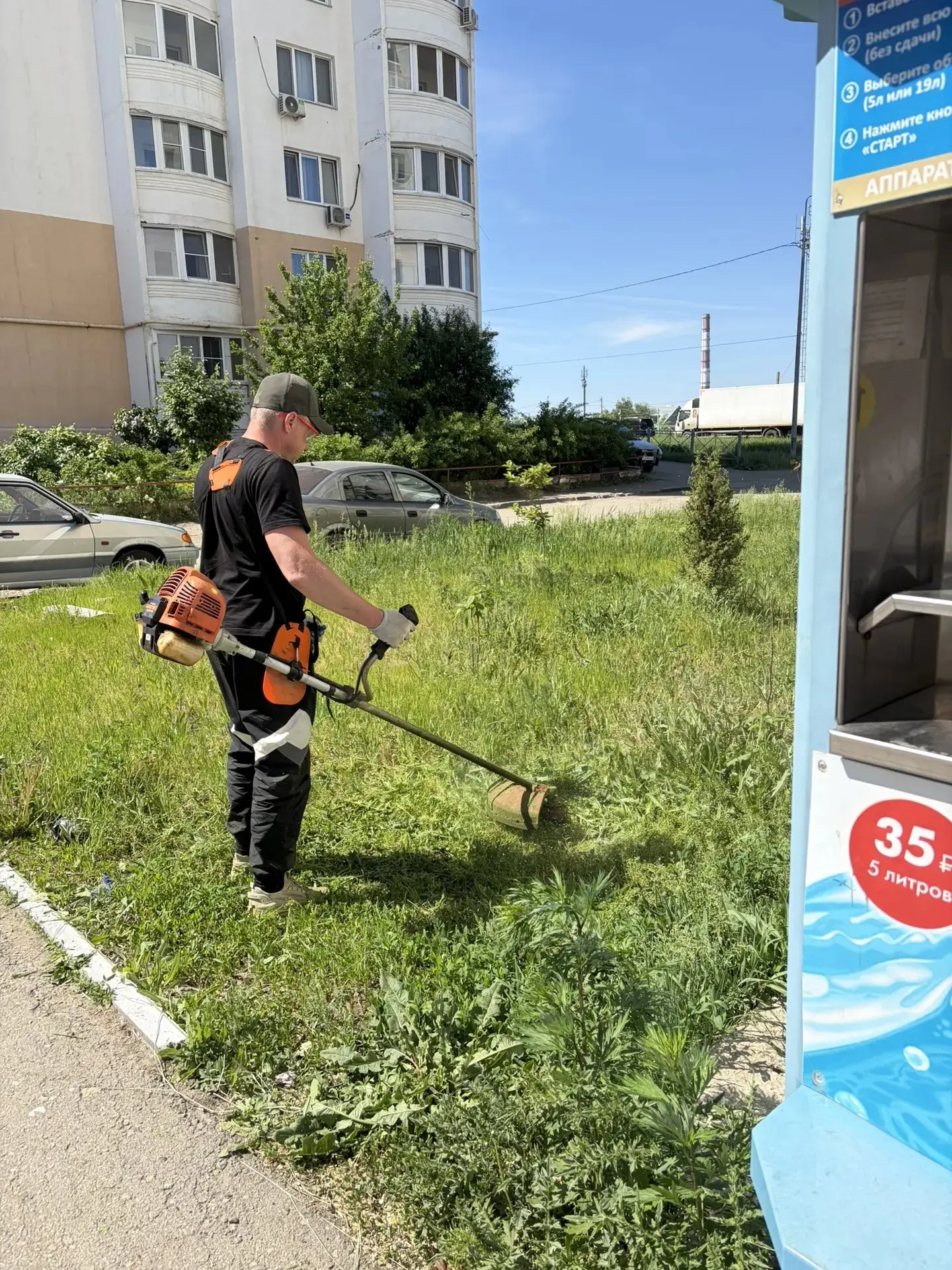 Покос травы на придомовой территории дома 10 по ул. им. Гришаева В.И.