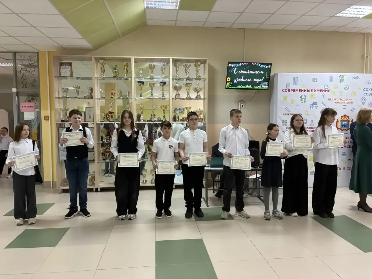 📢 В нашей школе прошли торжественные линейки, посвященные завершению учебного года!  Вот и пролетел 