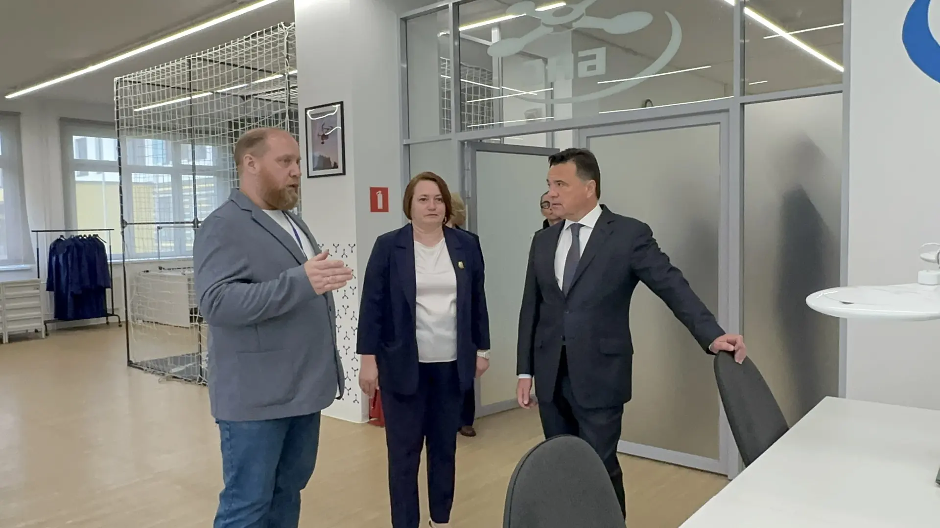 🚀 К нам приехал губернатор!  Сегодня в нашем кружке БАС (беспилотных авиационных систем) случился не