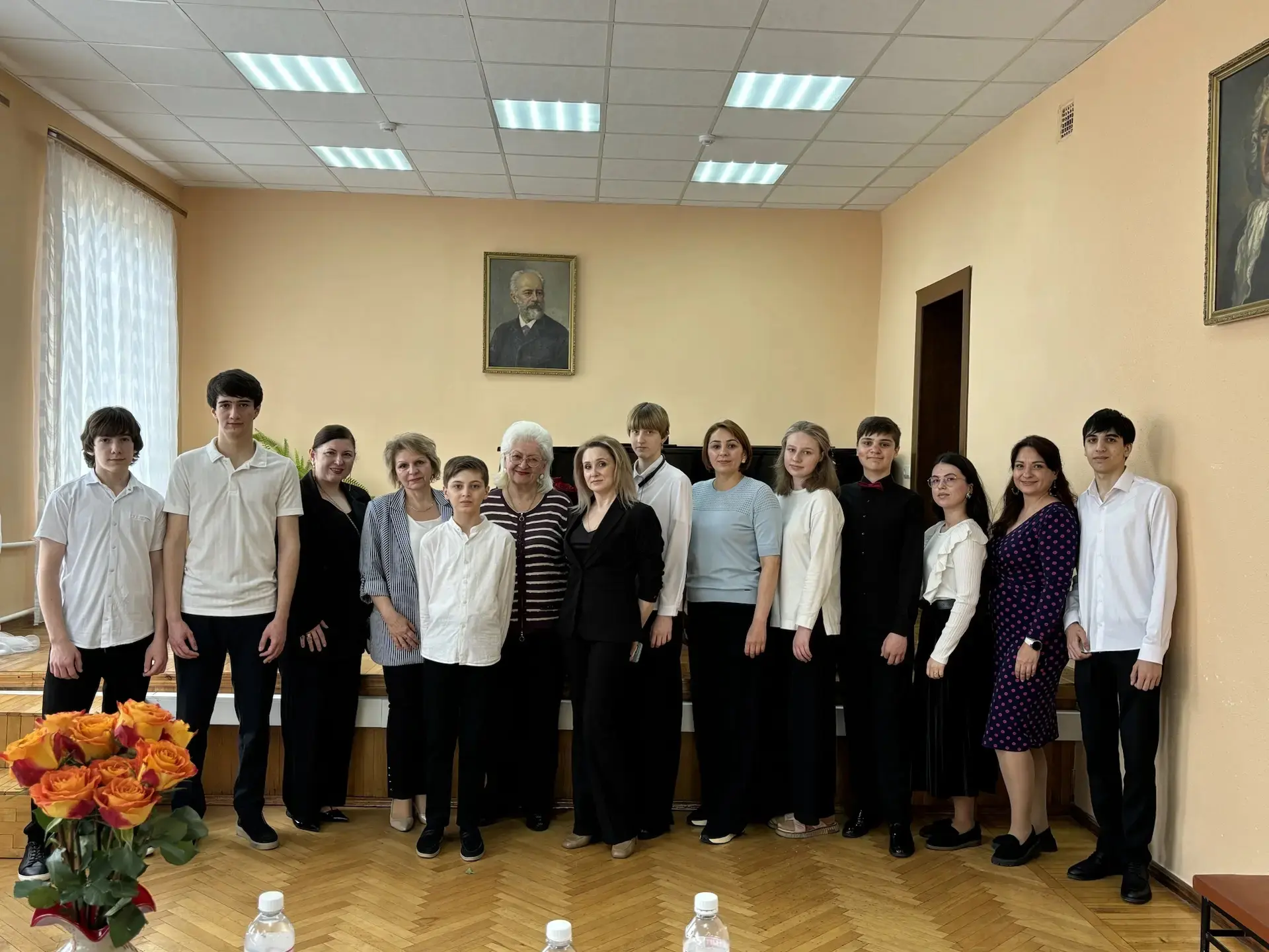В школе продолжается итоговая аттестация. Выпускной экзамен по специальности у отделени...