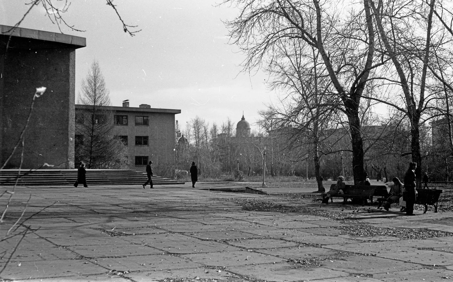 Театральная площадь в октябре 1988 года - фото из архива Алексея Шегеры. Сама площадь п...