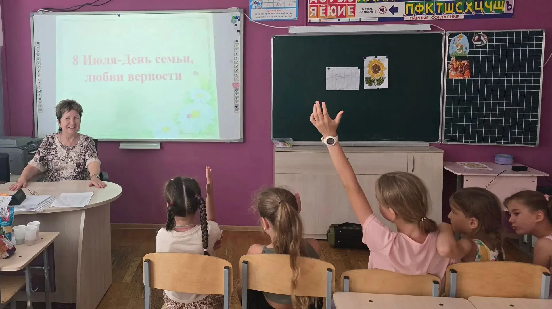 🎉 День семьи, любви и верности на летней площадке нашего Центра! 🎉
Сегодня мы отметили тёплый и ду