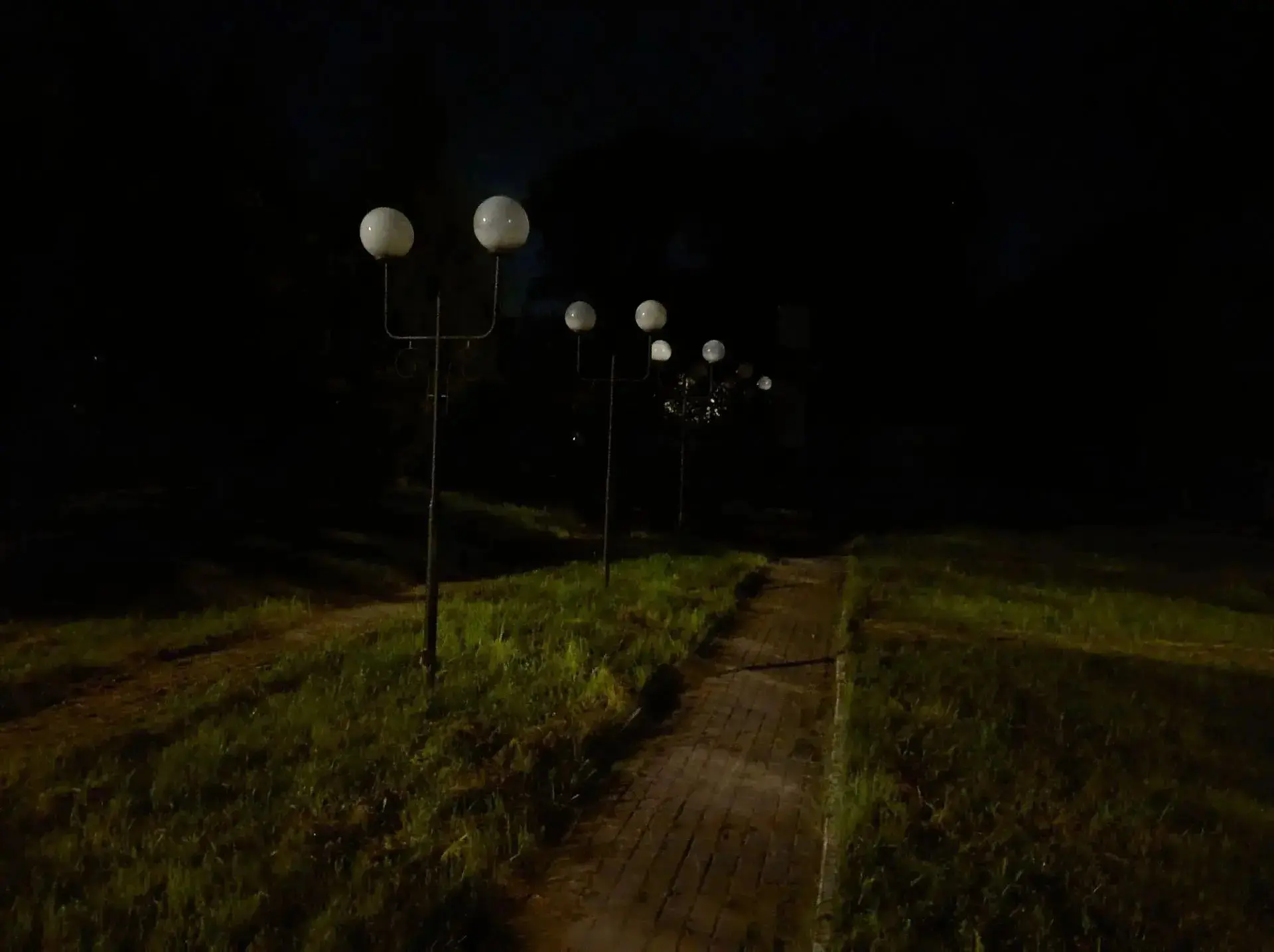 В парке посёлка Химик по непонятным причинам уже не первый день не работают уличные фон...