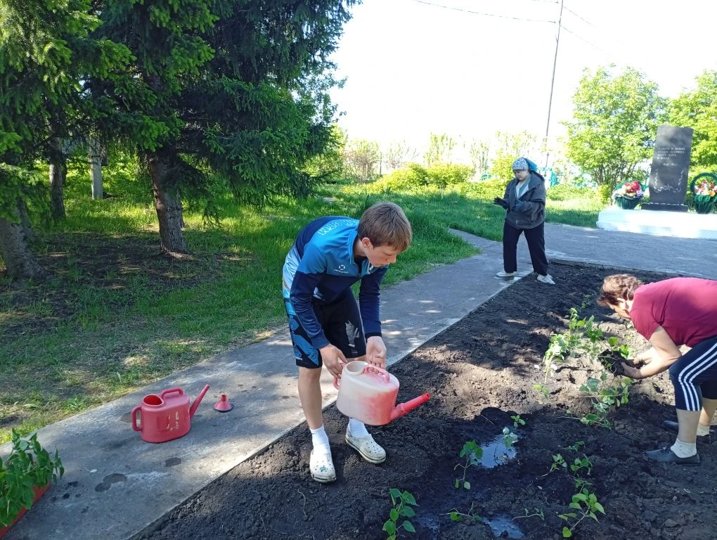 Продолжаем посадки 🌷, поливку уже высаженной рассады. 
Обрезали кустарники, работа кипит... 
А когд