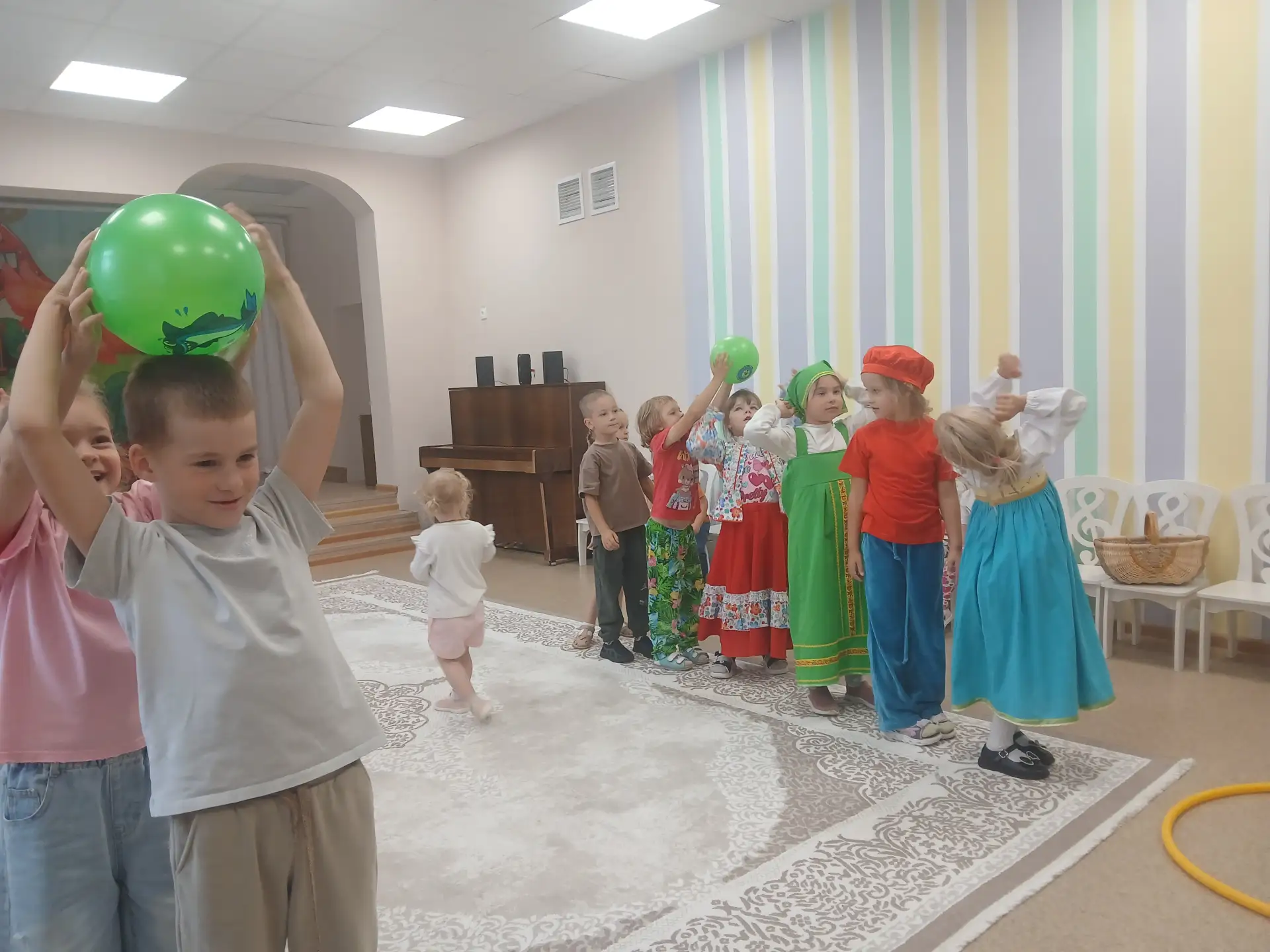 В средней группе «Капельки» Яблочный Спас прошёл очень оживлённо — главным развлечением...