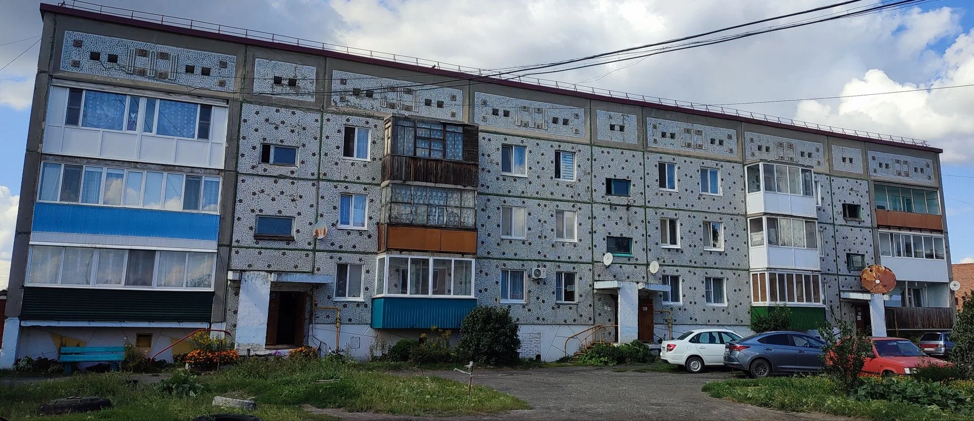 В Полтавке капитально отремонтировали крыши двух многоквартирных домов