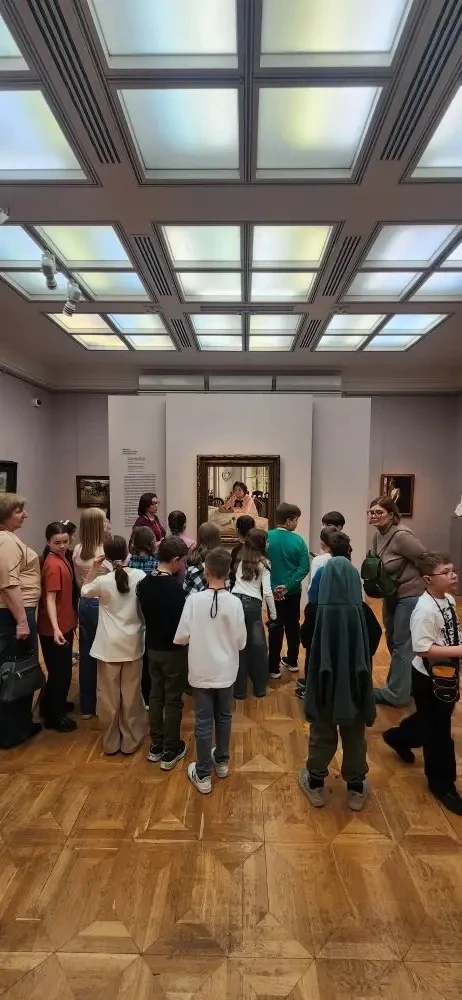 🚌🎨 День, наполненный искусством!  Ученики 4Д класса отправились в удивительное путешествие по залам 