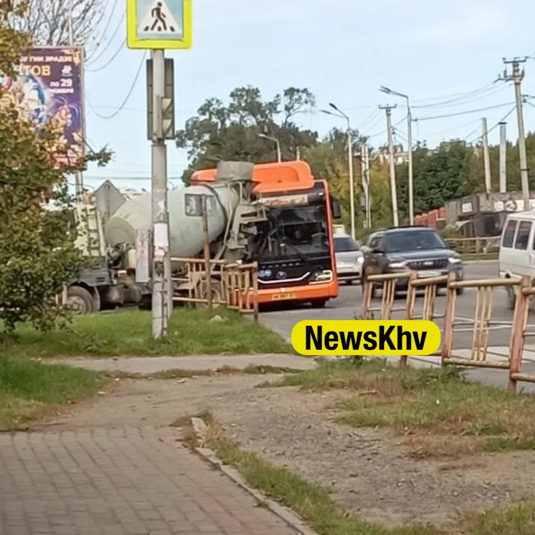 😱 Автобус столкнулся с бетономешалкой на Шелеста