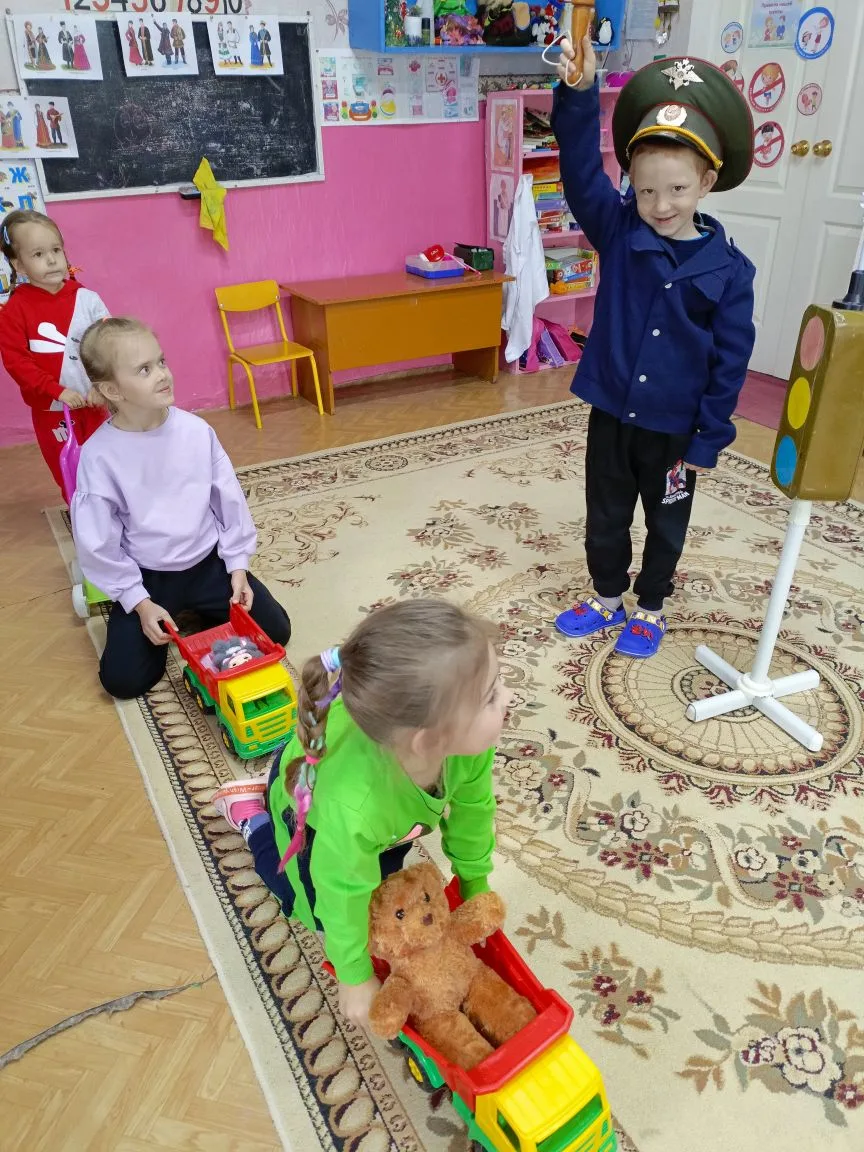 Лето - это время года, когда дети проводят больше времени на улице, играя в различные п...