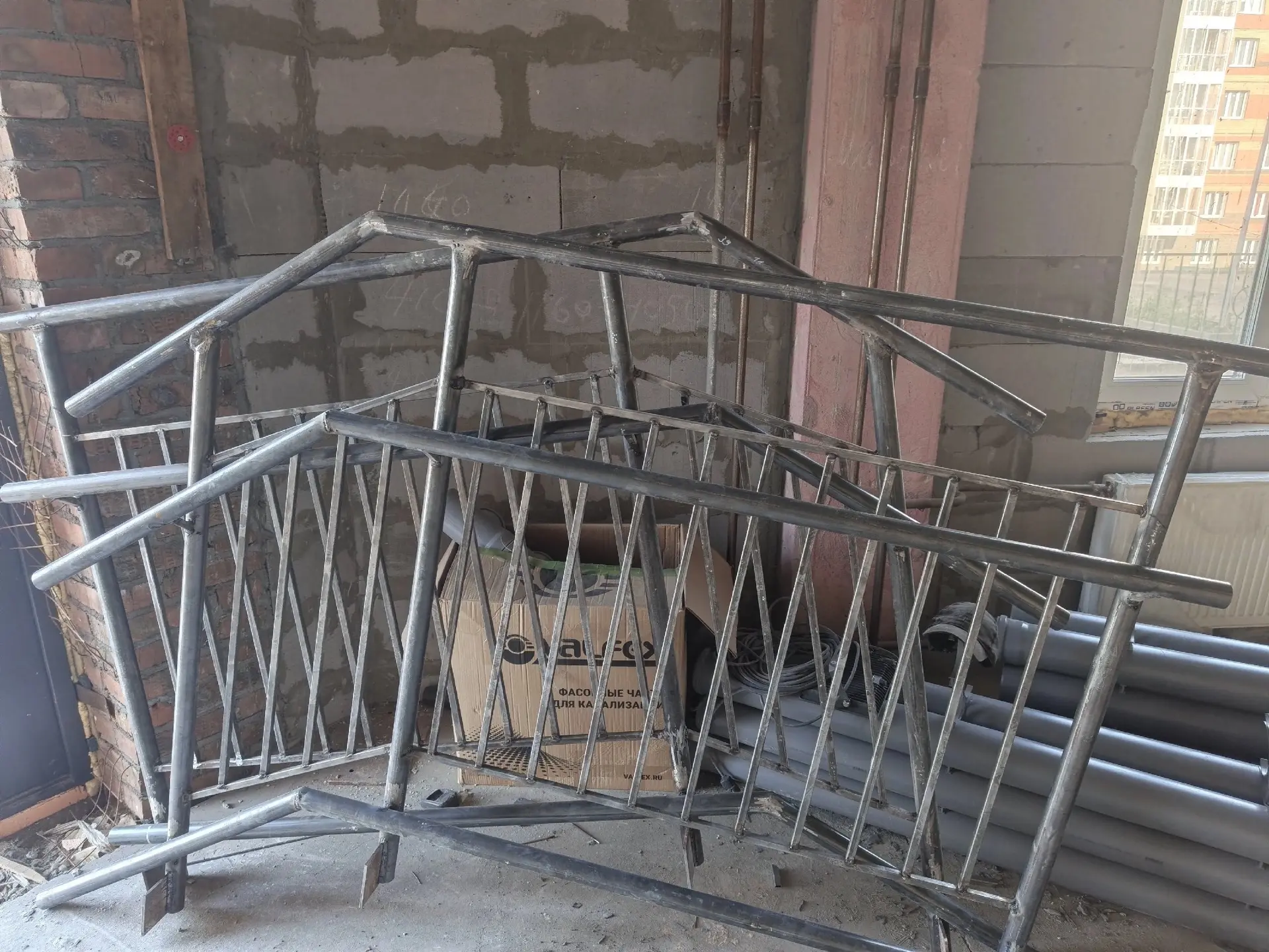 На сейчас требуется человек на покраску лестниц краскопультом, и устовку
Северное шоссе 50а 
3500₽ п