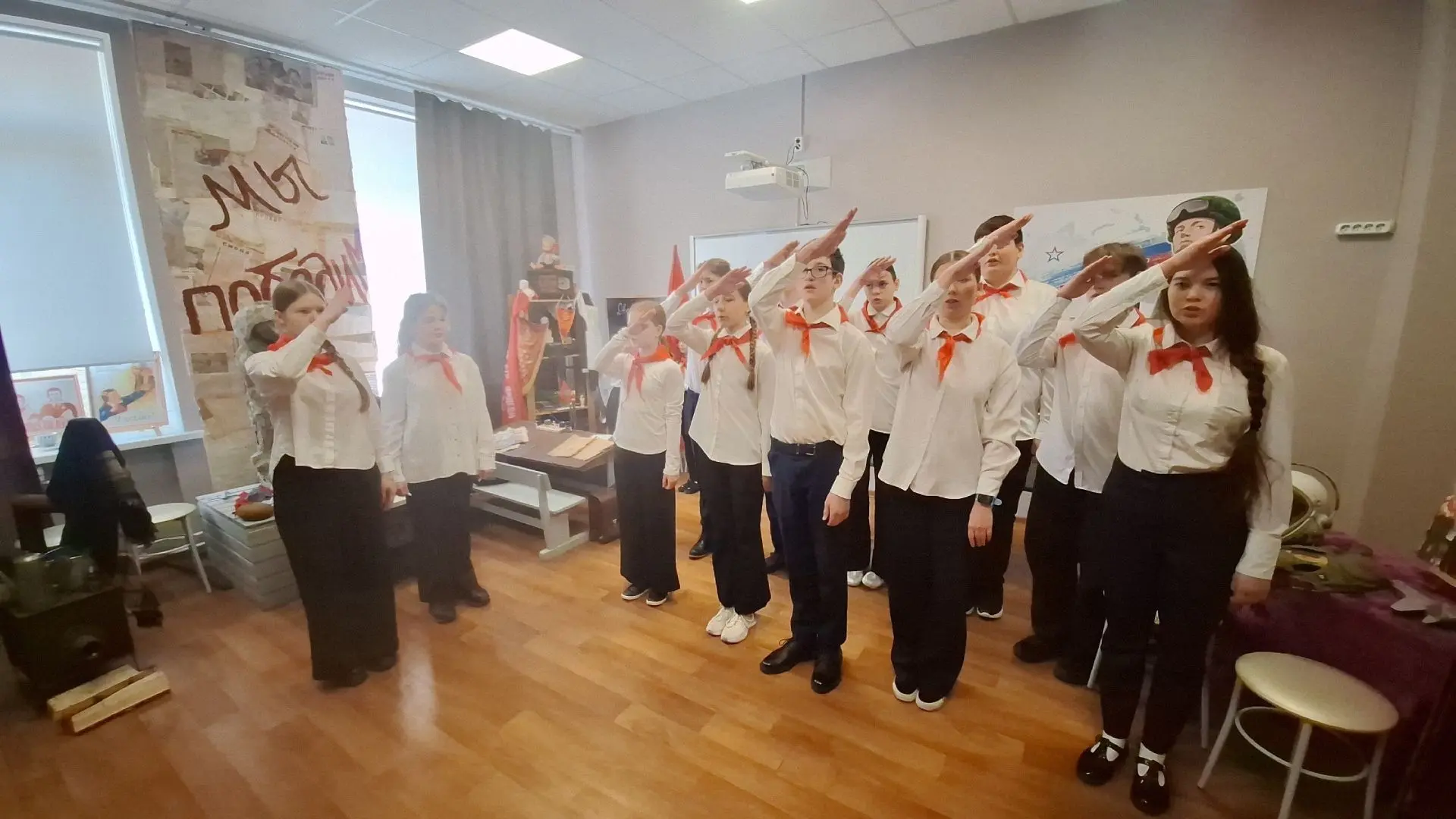 К знаменательной дате - 65-ой годовщине первого полета человека в космос- в гимназии был показан  им