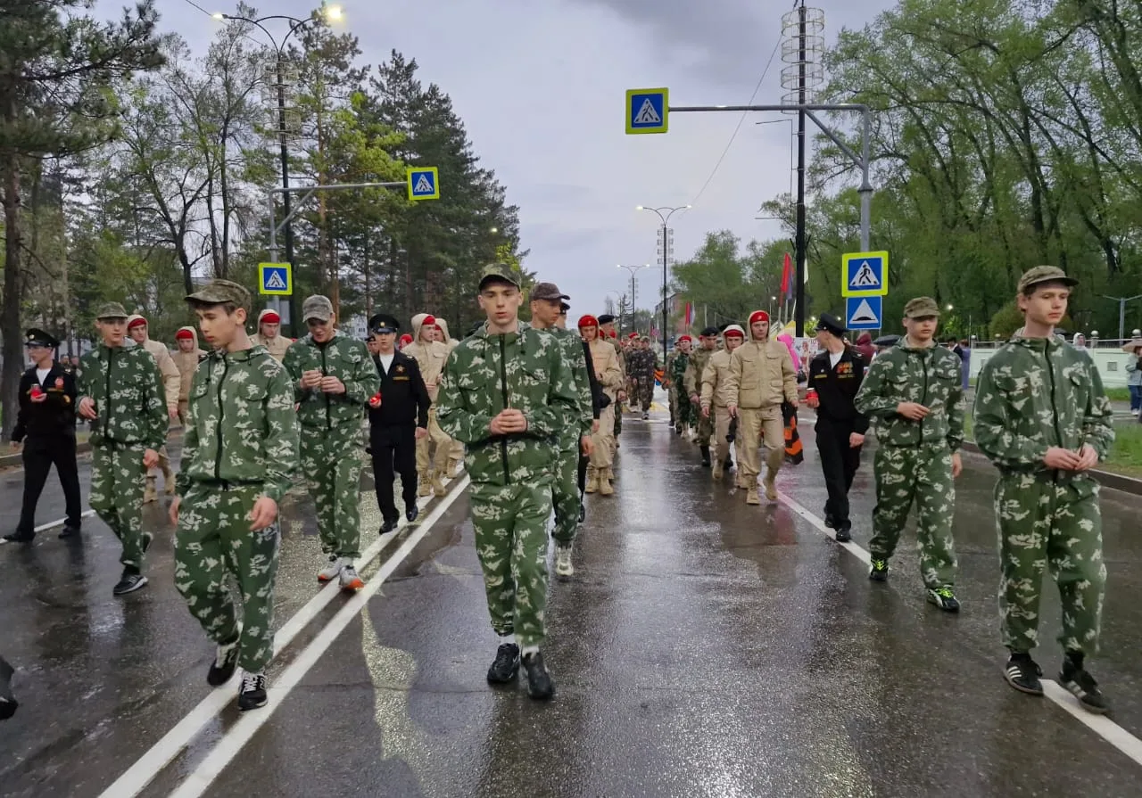 Сегодня, 6 мая, в Арсеньеве состоялось молодёжное шествие "Свеча памяти".  Школьники, студенты Примо