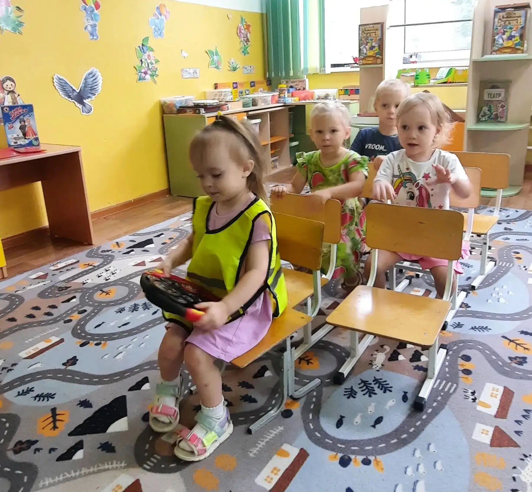 Сюжетно-ролевая игра  «Водитель и пассажиры»  во второй младшей группе направлена на ра...
