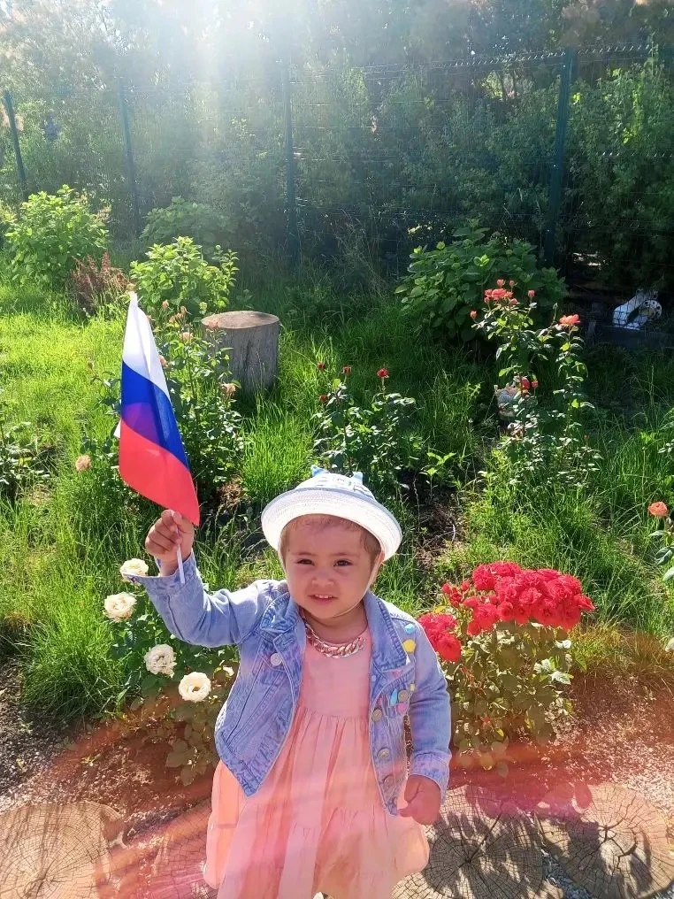Воспитанница группы "Жемчужинки", Ахтамова Бибимарям, принимает участие в акции "Флаги России".
#Фла