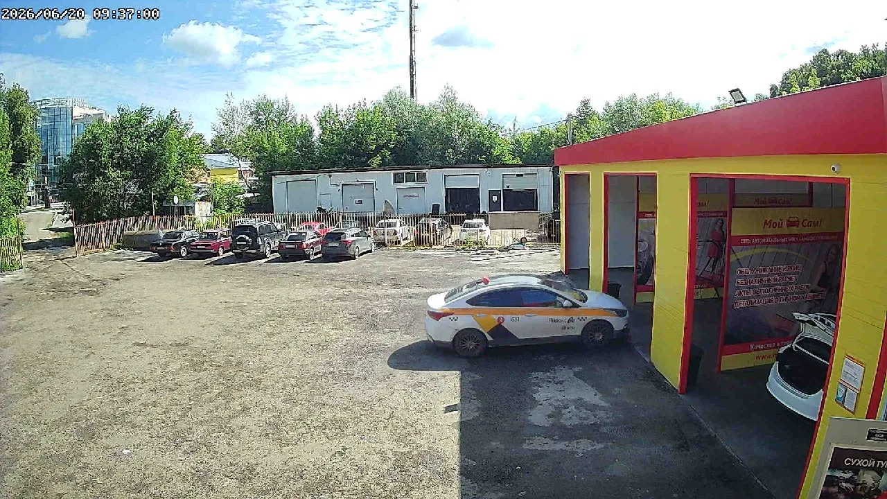 Автомобиль такси «Яндекс.Такси» припаркован частично внутри зоны мойки, пересекая контрольную линию.