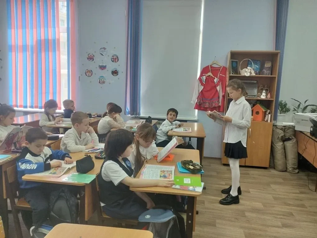 Наставничество в действии: Литературное путешествие с Таисией! Сегодняшний урок литературы во 2 "Д" 