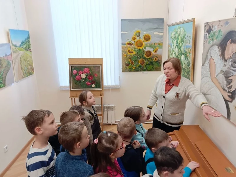 10 февраля маленькие зрители дошкольного отделения Видновской СОШ N1 посетили художественную выставк