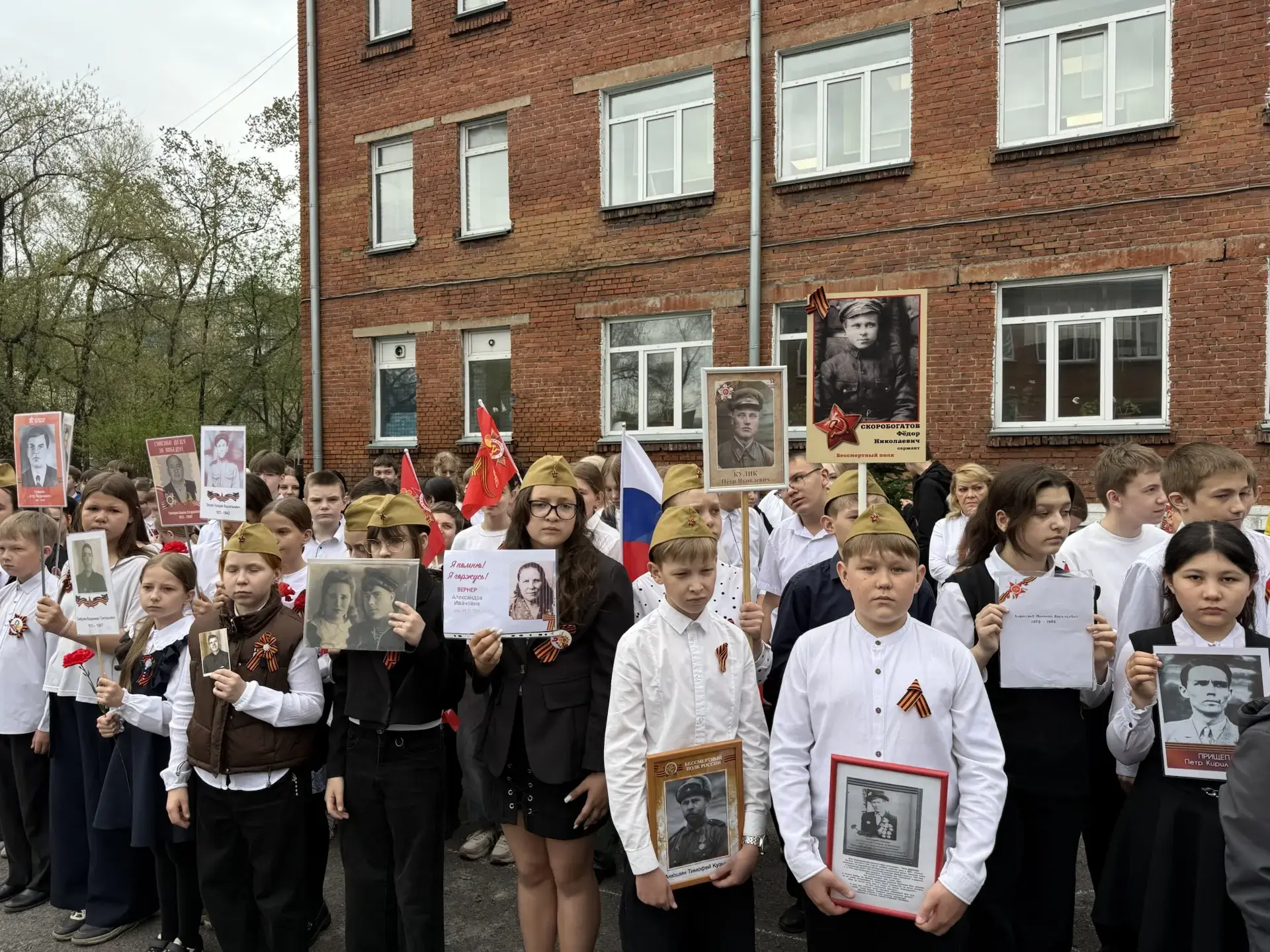 В Сердцах Наших – Вечная Память! 🕯️ Шествие Бессмертного Полка в нашей школе.  Накануне священного д