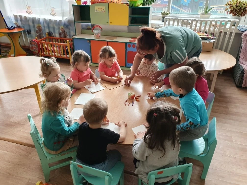 🍎 Сзрело яблочко у нас — и червячок родился! 🐛
Взглянул на мир наш червячок
И очень удивился! 👀✨
