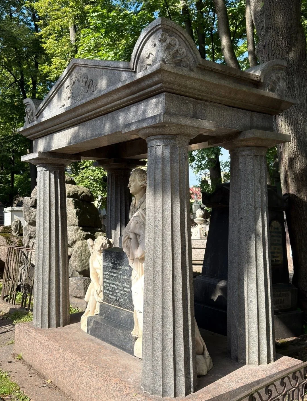 Есть в Санкт-Петербурге места, где время течет иначе. Оно не стирает память, а облекает...