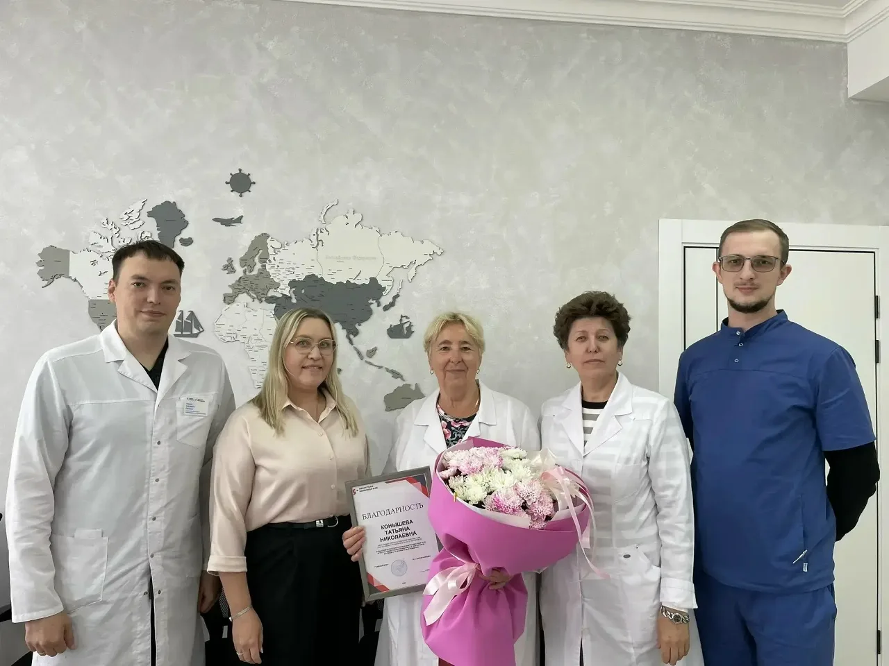 Главный врач Наталья Сергеевна Оконечникова лично поздравила Конышеву Татьяну Николаевн...
