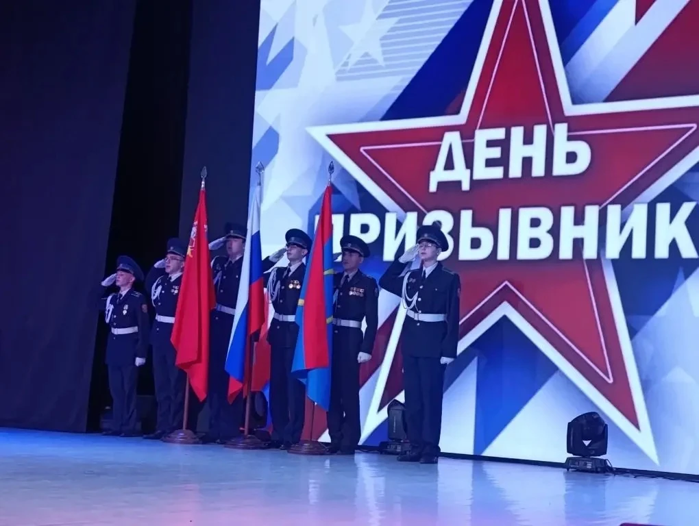 23 апреля знамённая группа школы - учащиеся 10 кадетского класса приняли участие в Дне призывника, к