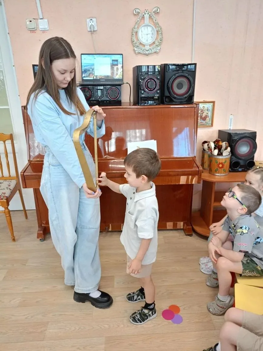 Музыкальные занятия очень важны в дошкольном возрасте. Дети учатся петь, слушать не тол...