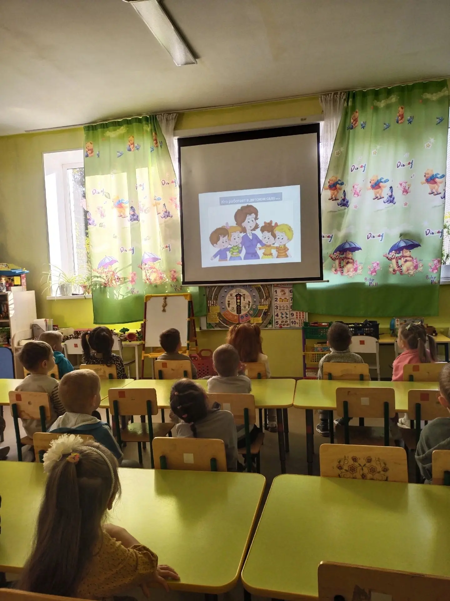 Ребята из группы "Дружная семейка" на занятии познакомились с профессиями в детском сад...