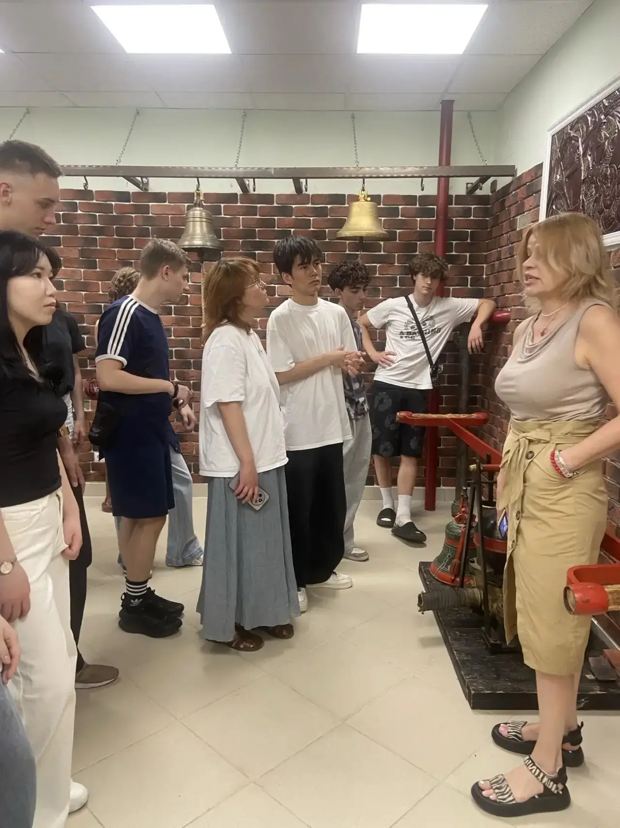 Десятиклассники школы "Созвездие" в гостях у МЧС: Урок мужества и профессионализма Сегодня 21 мая уч