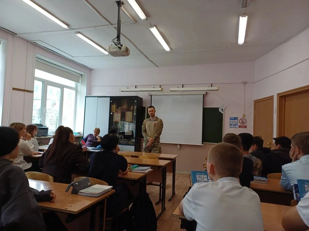 ✅️Сегодня в нашей школе прошли важные и вдохновляющие встречи для девятиклассников — «Уроки мужества