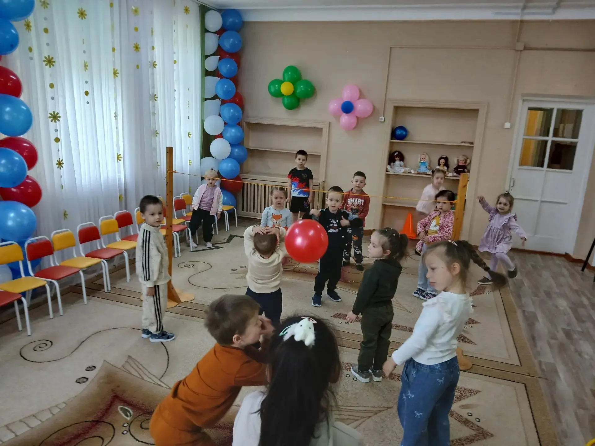 Подвижные игры с мячом и обручами.