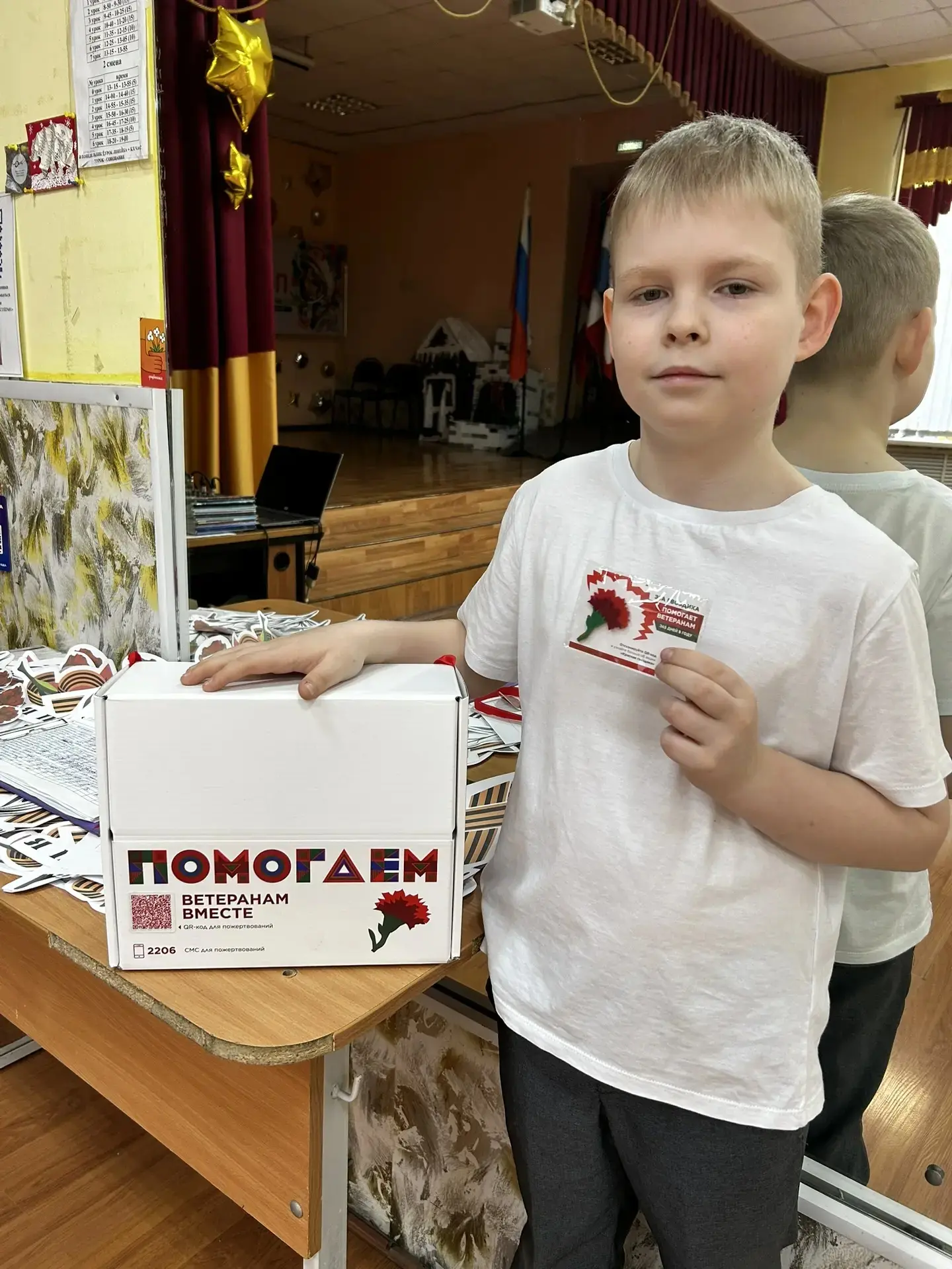 Заметили, как много ребят в нашей школе теперь с маленьким цветком на груди?  Это не просто украшени