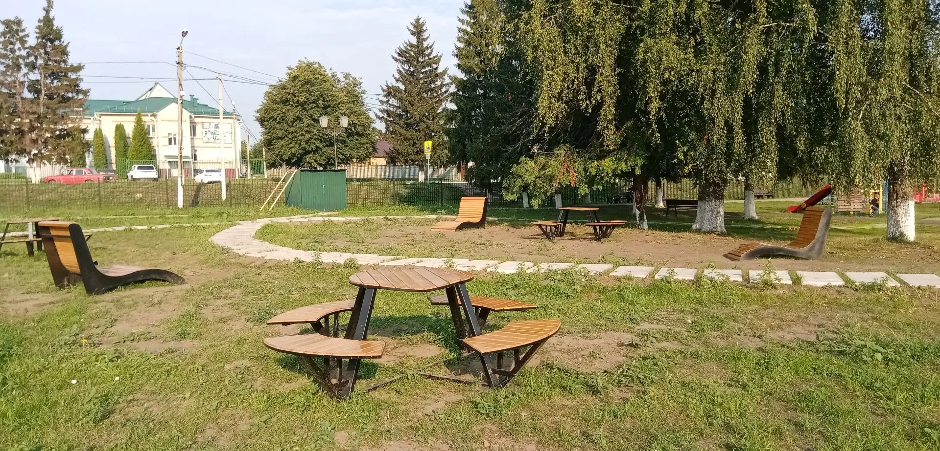 В Парке «1 Мая» поселка Медвенка появилось новое современное пространство для отдыха жи...