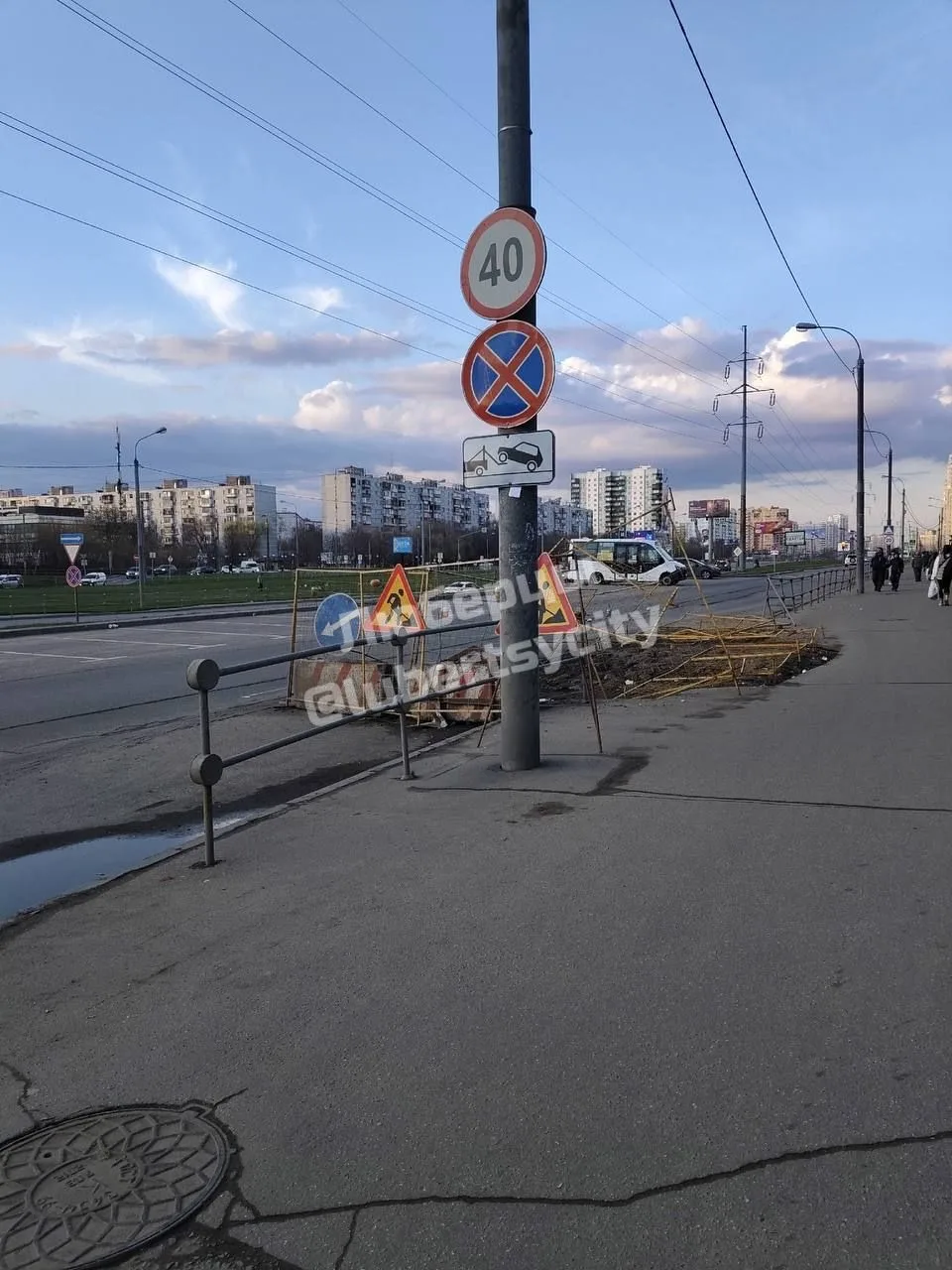 Внимание Администрация!!! С осени эта яма. Напротив таможенной академии .Ни какие работы не проводят