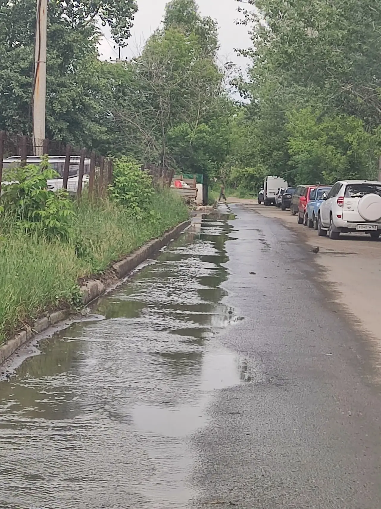 По улице Придорожной в Куйбышевском районе уже несколько дней течет вода.

Реакция коммунальщиков - 