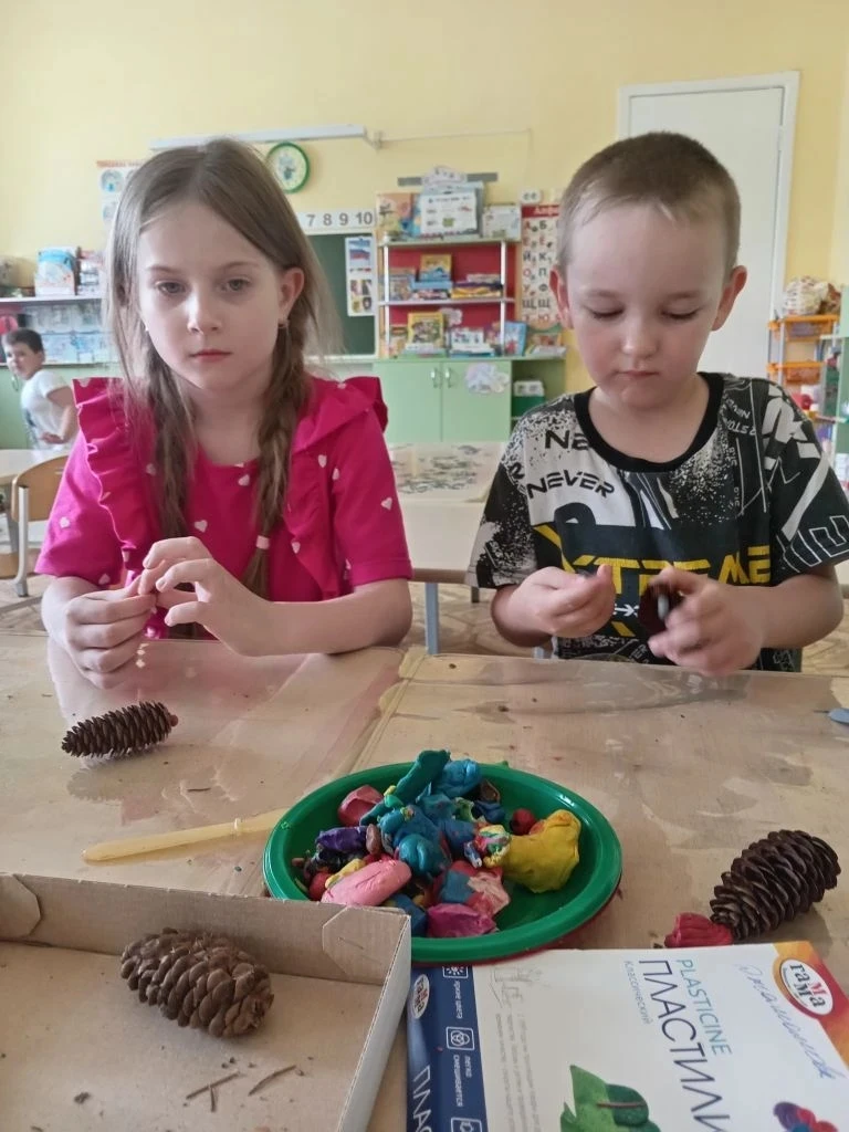 🍂 Творим вместе с природой!

Ребята из старшей группы создавали невероятные поделки из природного м