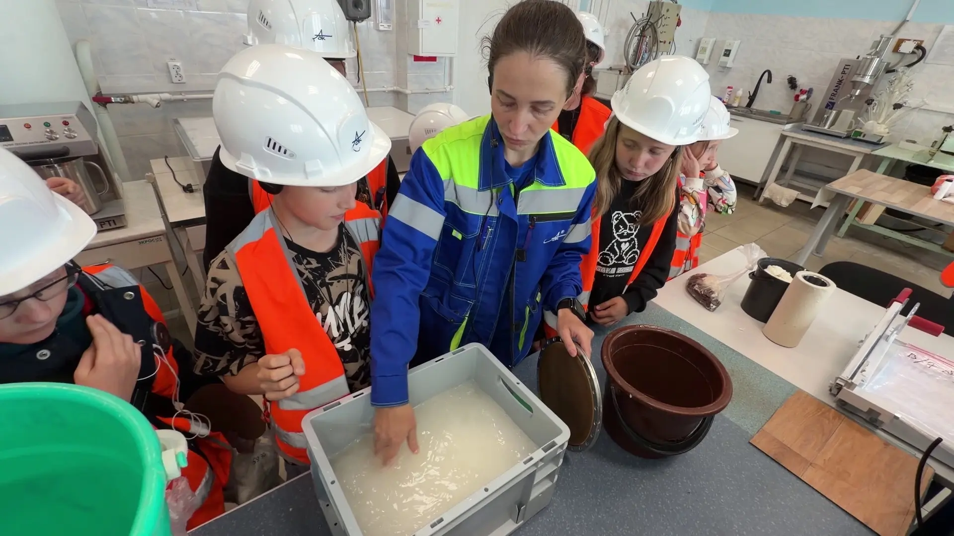 Хотим работать на АЦБК!👷‍♂👷‍♂👷‍♂ 
 
Энергичные и любознательные – сегодня на Архангельском ЦБК по