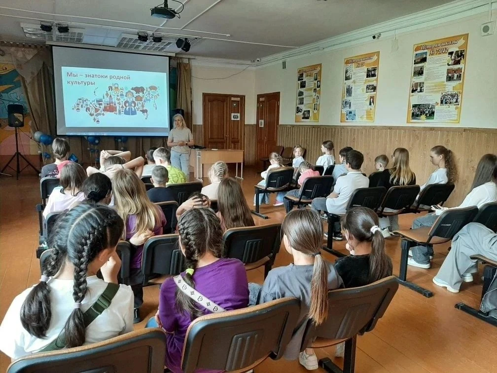 🌟 **Сегодня в нашем пришкольном лагере прошел День под девизом «Мы — знатоки родной культуры»!** 🇷