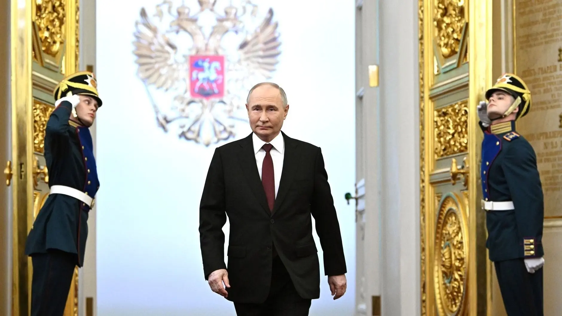 Владимир Путин в свой день рождения провел совещание с Совбезом в режиме видеоконференции.