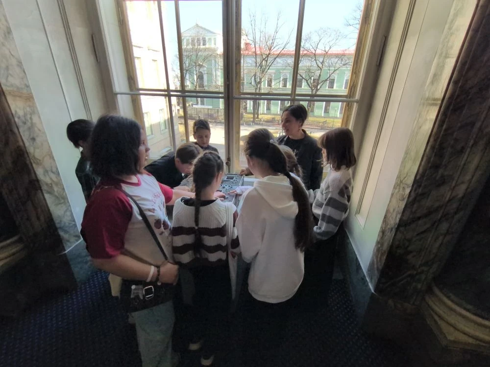 Взрослым вход разрешён: 5 «А» в Мраморном дворце! 🏛🖼  В конце марта ученики 5 «А» класса отправились