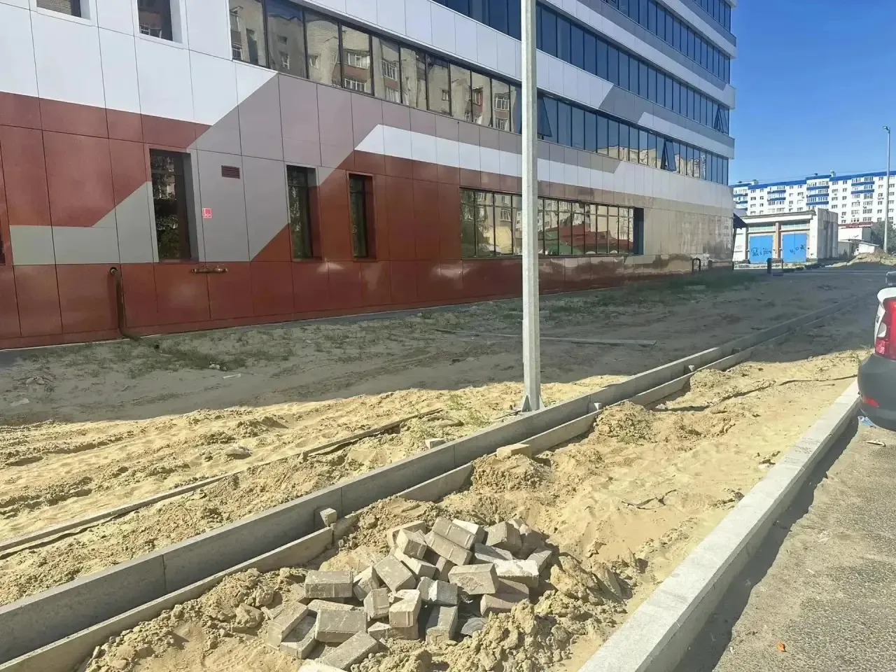 На проезде Мунарева приступили к завершающему этапу работ 

Сейчас там обустраивают тротуары и парко