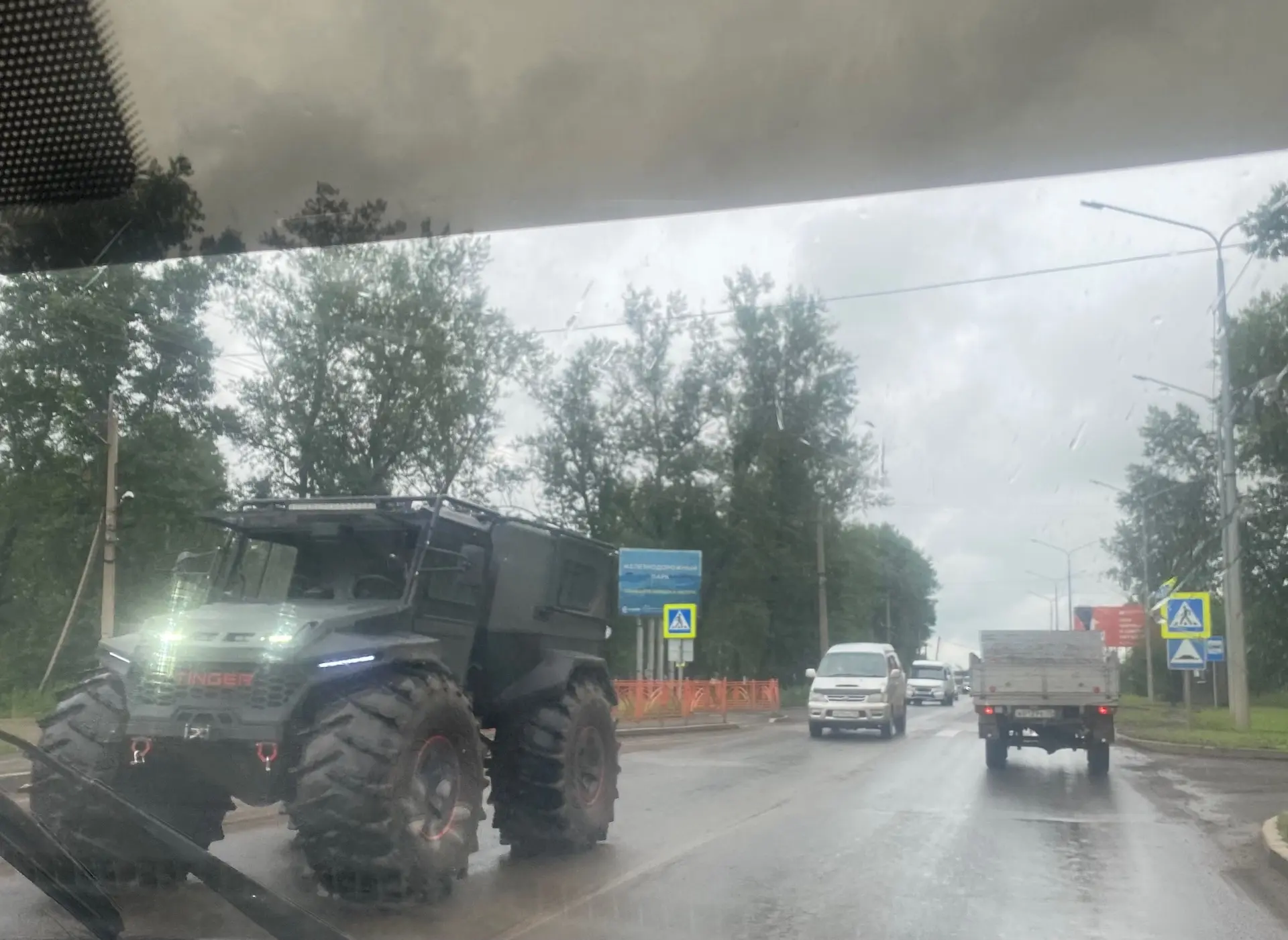 Вот это тачка, так тачка, только на такой по нашим дорогам и ездить! 😀