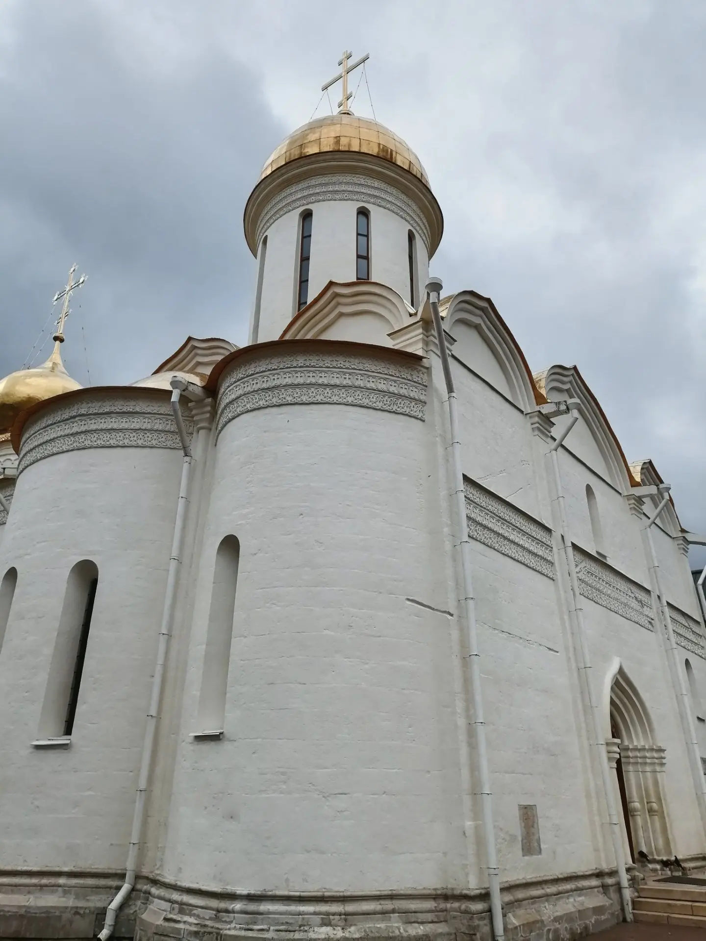 Красавец Троицкий собор особенно хорош в пасмурную погоду. Сияет солнце  шлемовидного к...