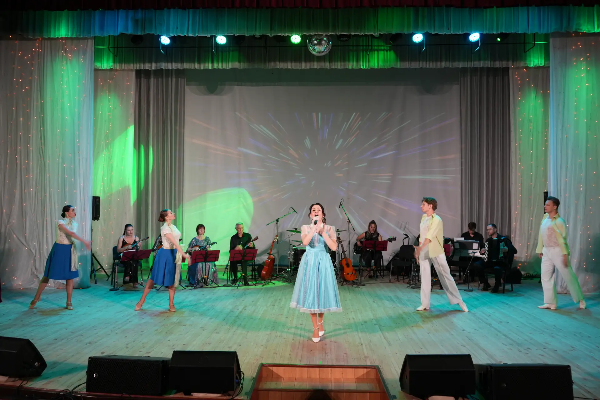 🎵«Музыка в кадре - 2»

🎬 АКТ II: КУЛЬТОВЫЙ САУНДТРЕК

Каждая песня здесь — отдельная мизансцена, в