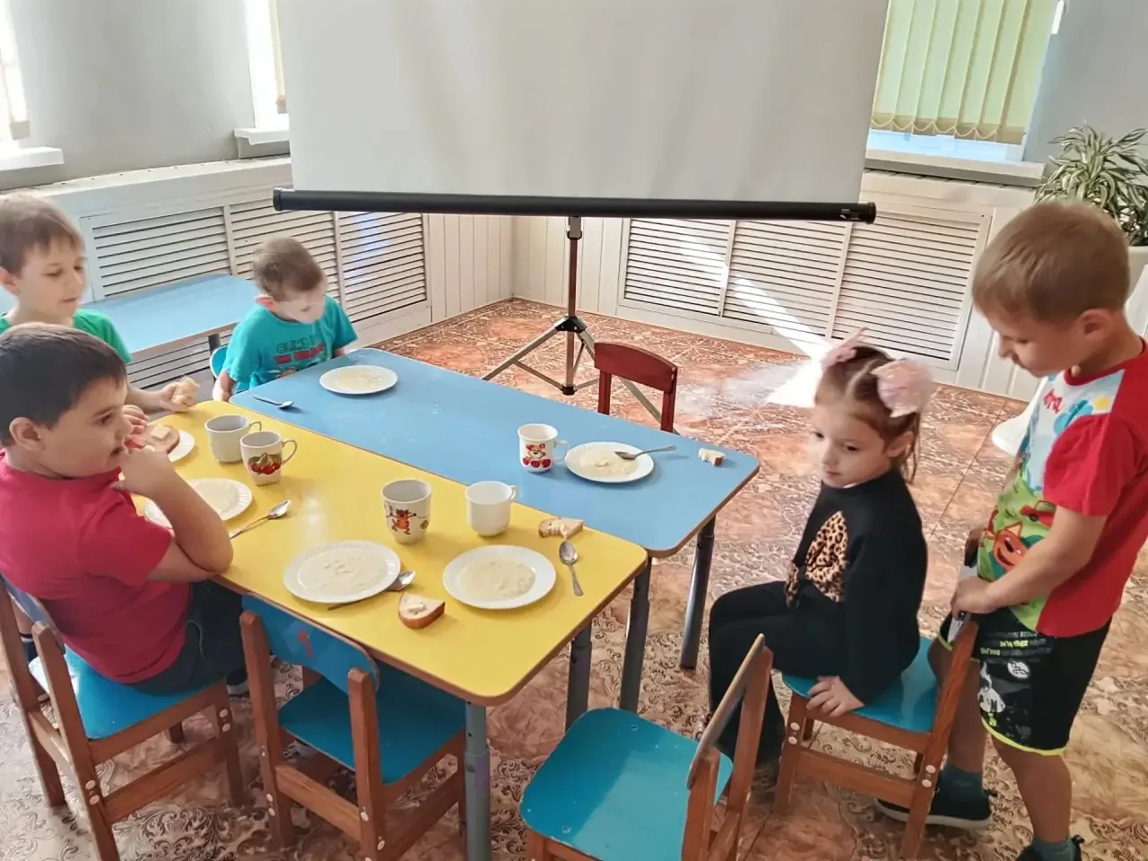 Учимся быть вежливыми: занятие по этикету у старших ребят! 🍽☕