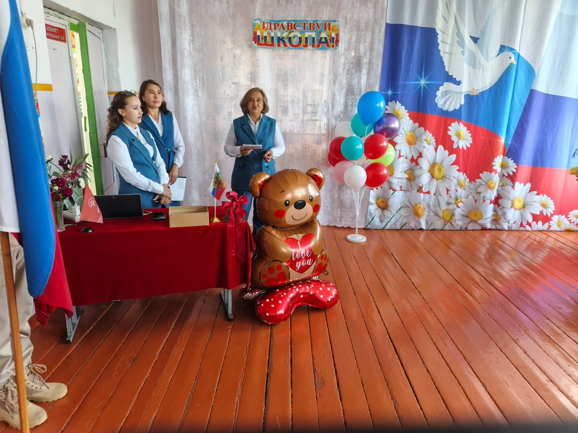 С Днем знаний! В нашей школе прозвенел первый звонок! 🔔✨